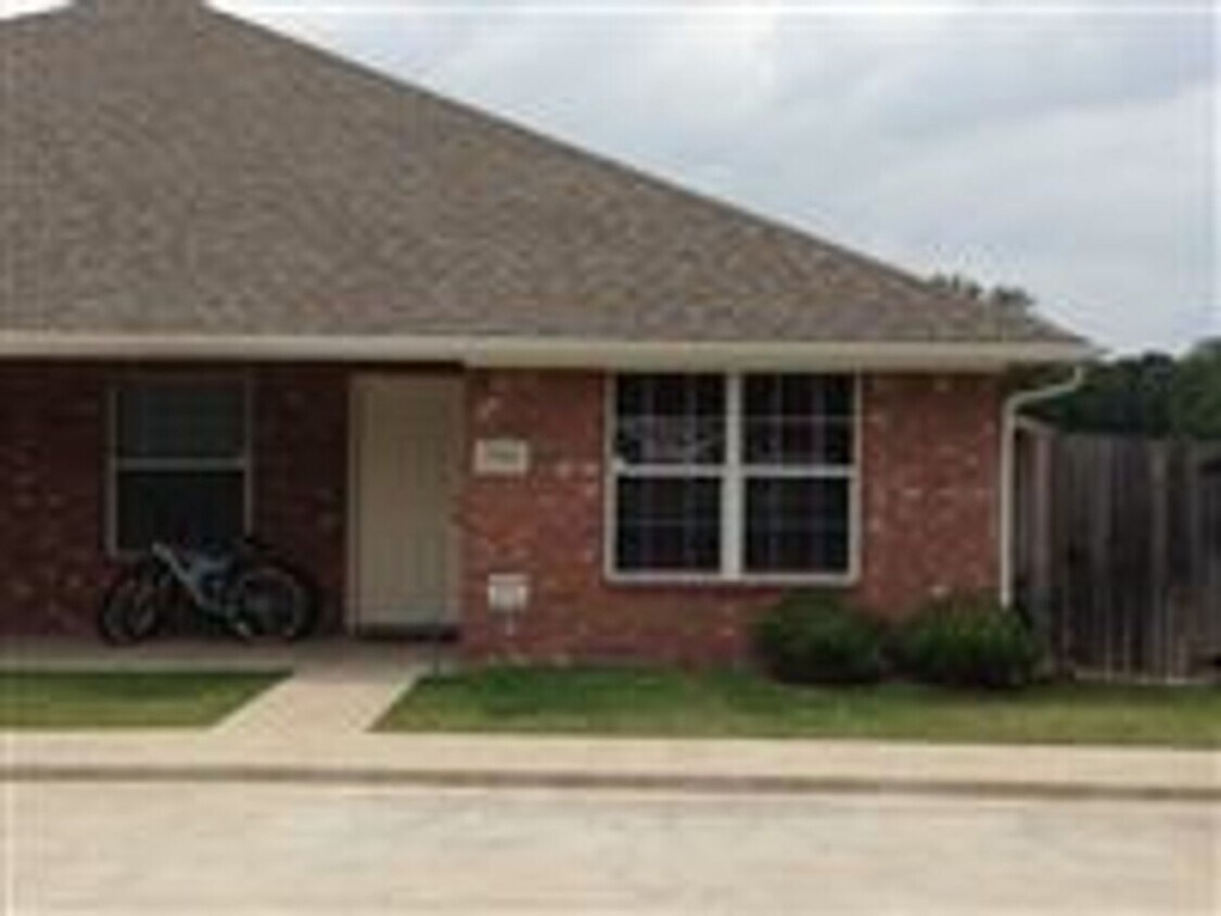 Foto principal - Spacious duplex in convenient location
