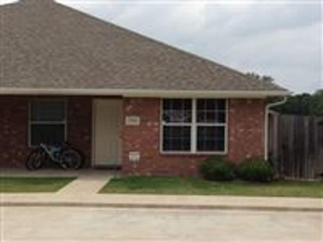 Primary Photo - Spacious duplex in convenient location