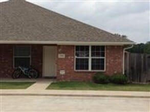 Building Photo - 1502 Rock Hollow Loop