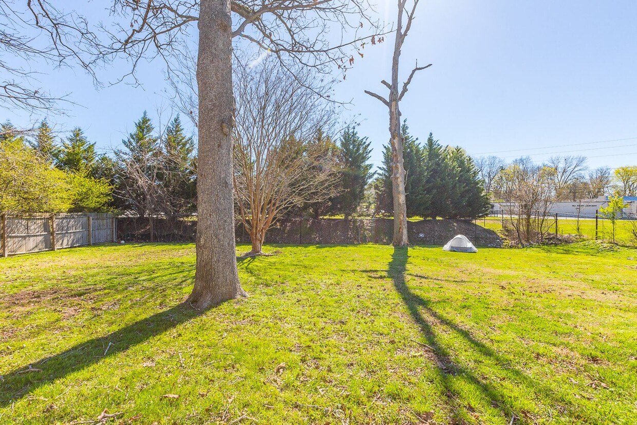 Foto del edificio - Freshly Updated 2 Bed 1 Bath in East Brain...
