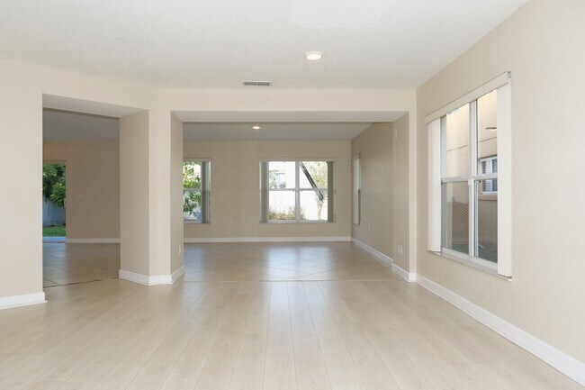 Foto del edificio - Beautiful 4 bedroom 2.5 bath at Remington gated community in Kissimmee