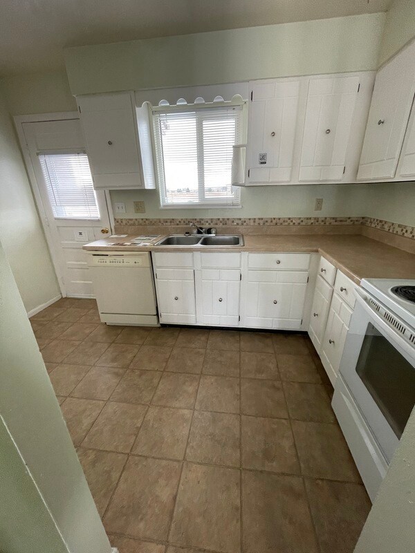 Building Photo - 405-405 E Stardust Dr