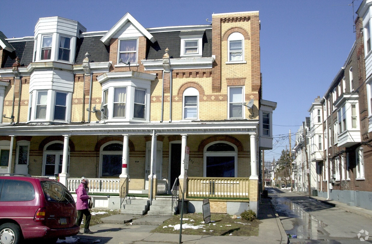 Primary Photo - 917-919 W Tilghman St