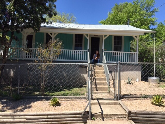 Frente de la casa - 2204 E 8th St