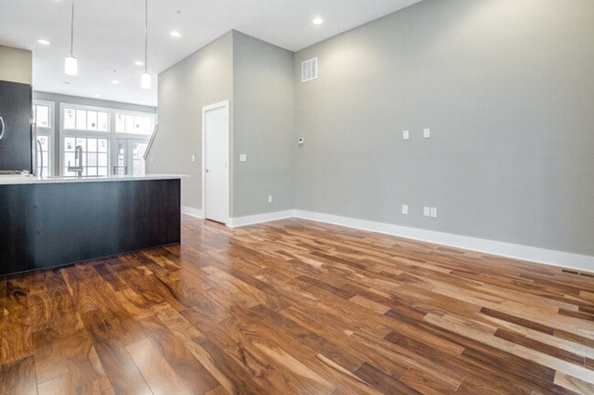 Building Photo - Old City Townhome