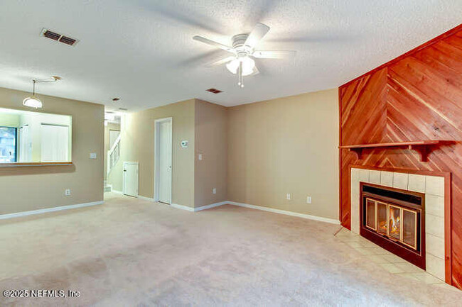 Building Photo - 2082 Sandpiper Ct