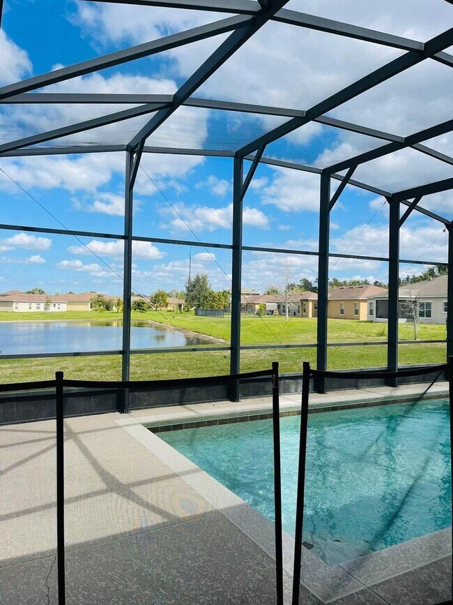 Foto del edificio - Brand new 4 bed 2 1/2 bath house in gated ...