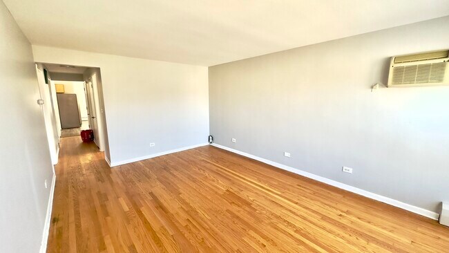 Foto del edificio - 6153 W Montrose Ave