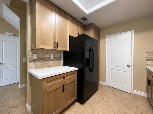 Building Photo - 3 bed, 3 bath located in Ontario, CA!