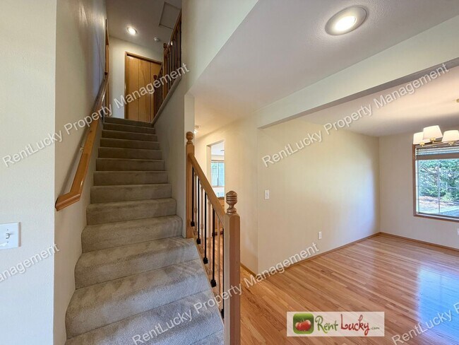 Foto del edificio - GORGEOUS 3 Bedroom Home in NE Tacoma! Spacious Yard, Beautiful Kitchen, and More!