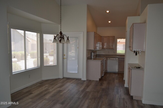 Building Photo - 6800 S Oakmont Dr