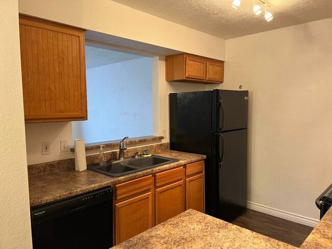 Building Photo - 2 bed 2 bath Townhome with Garage Availabl...