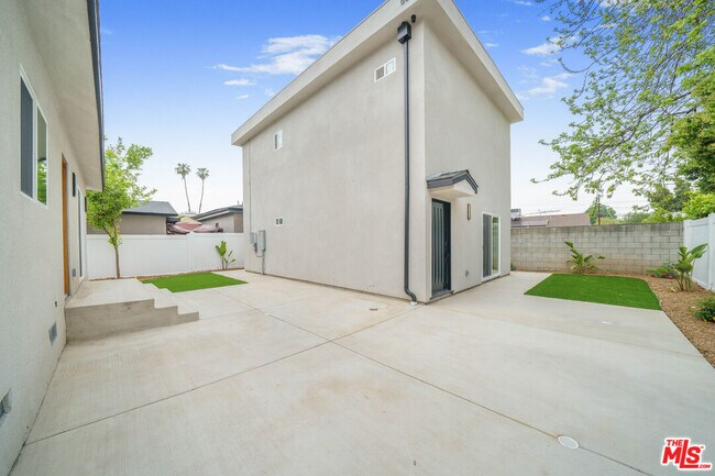 Building Photo - 6835 Yolanda Ave