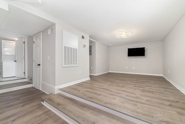 Building Photo - 6037 Ingleside Dr