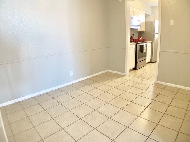 Foto del edificio - 3930 Englewood Cir