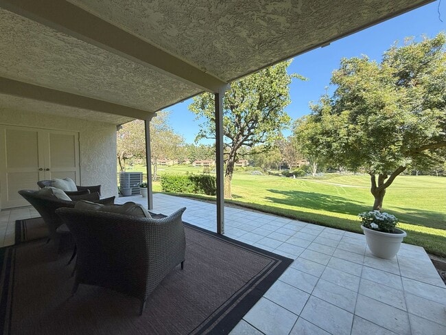 Foto del edificio - Enjoy stunning panoramic views of the golf...