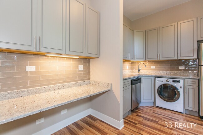 Building Photo - Spacious, rehabbed one bed apartment in Li...