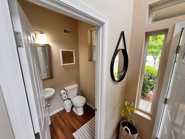Foto del edificio - Spacious 3BR/2.5BA w/ Open Floor Plan, Fenced Yard, Office Nook & Garage