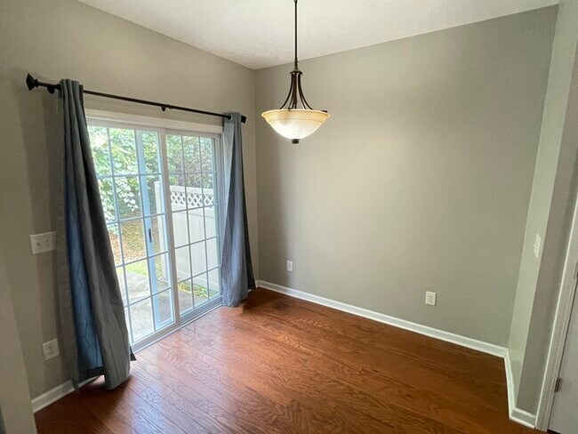 Building Photo - Oak Hill townhome with 3 bedrooms, 1 car g...