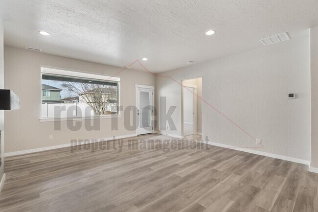 Foto del edificio - 1326 N Tschirley Rd