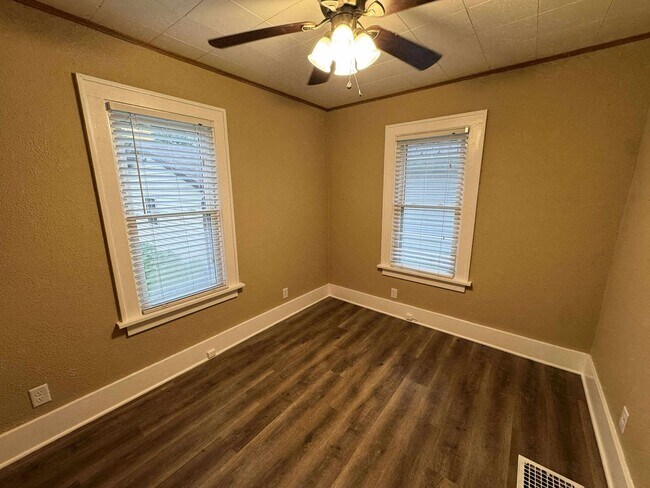 Foto del edificio - Charming 4 Bedroom Home in Convenient Rock Island Location