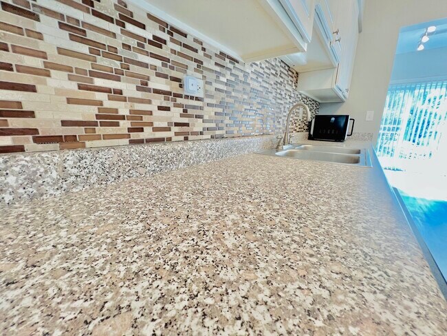 Building Photo - 925 Sheridan Cir