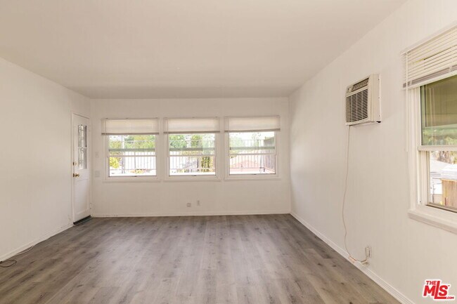 Building Photo - 5514 1/2 Cahuenga Blvd