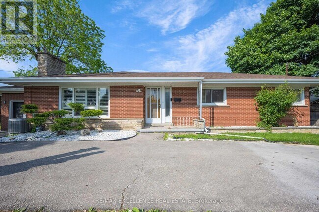 Photo du bâtiment - 166 McLaughlin Rd S