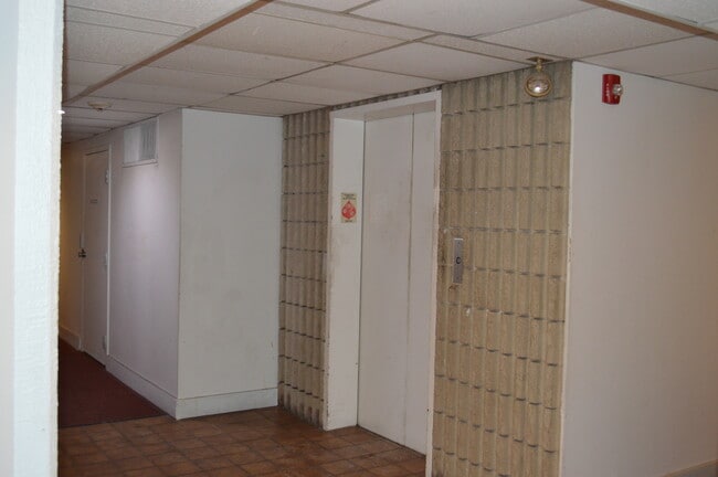 Building Photo - 1750 N Marywood Ave