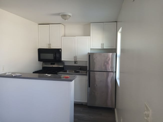 Photo - 823 W 43rd Pl Apartment