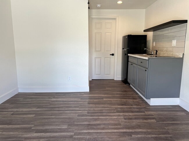 Building Photo - 201 Eastwood St