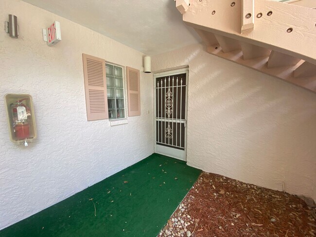 Foto del edificio - 1051 Forrest Nelson Blvd