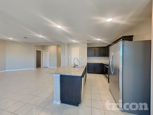 Foto del edificio - 1002 Meadow Wood Ln