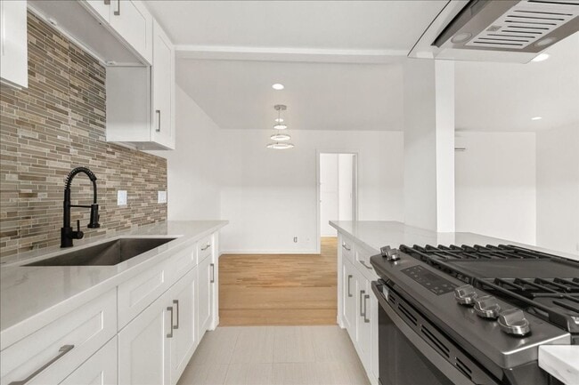 Building Photo - 652 Hayworth Ave