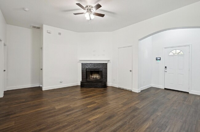 Building Photo - "Charming 3-Bedroom Home Just Minutes from Downtown Dallas!"