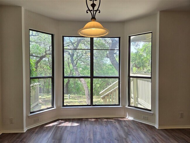 Foto del edificio - 4404 Travis Country Cir