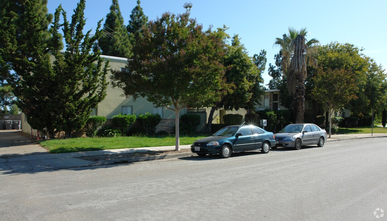 Building Photo - 20653-20651 Park Cir