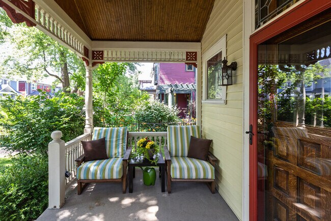 Building Photo - Gorgeous Victorian in the Old Northside!