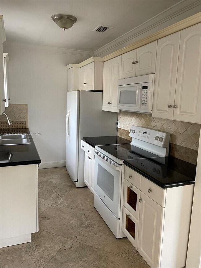 Foto del edificio - 1435 NE 177th St