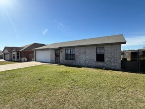 Building Photo - 502 Carly Dr