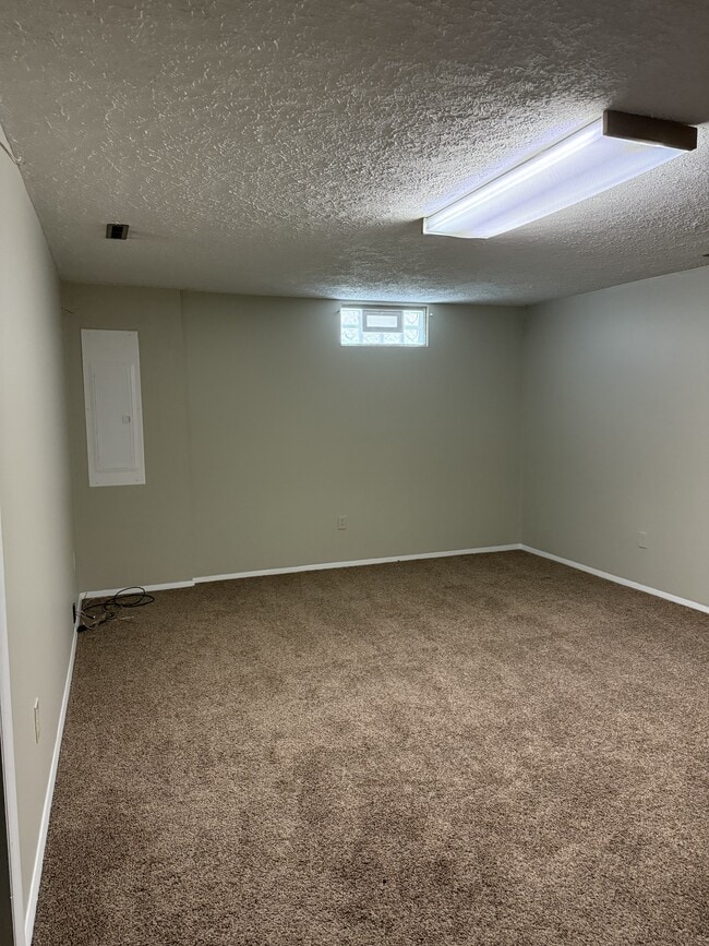 Building Photo - 833 James Dr