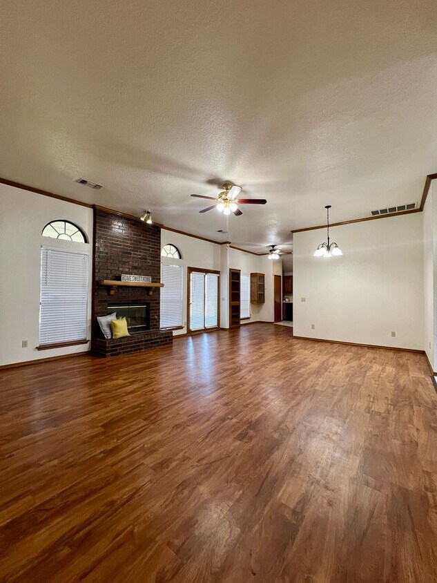 Primary Photo - Spacious Bedroom Home in Westmoore School ...
