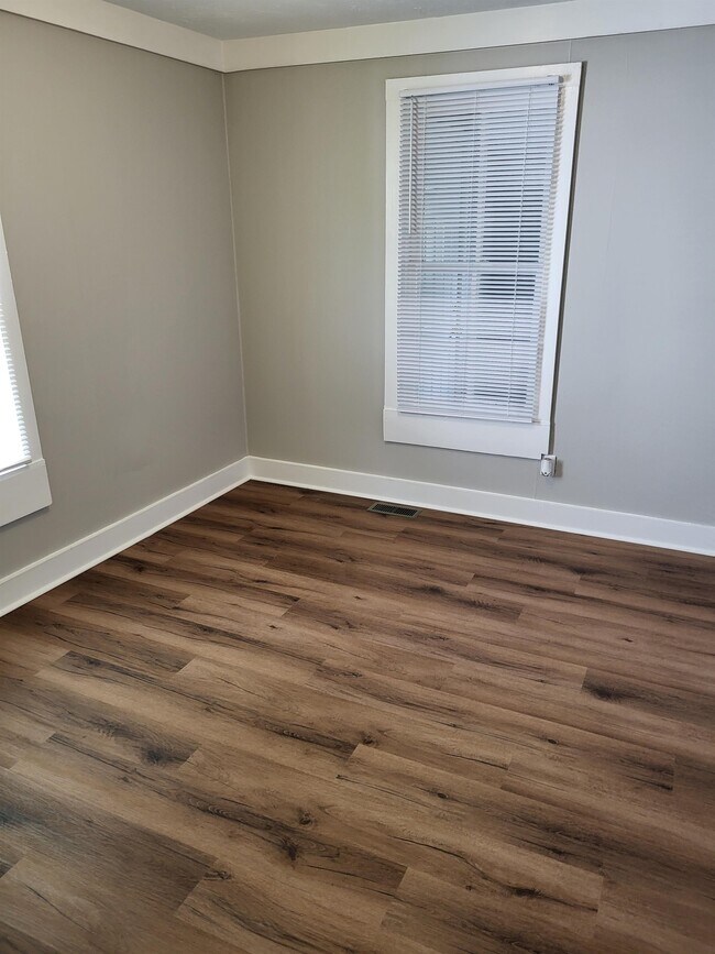 Building Photo - 303 Elm St