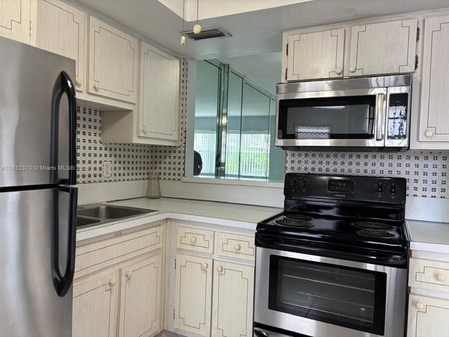 Building Photo - 1333 E Hallandale Beach Blvd