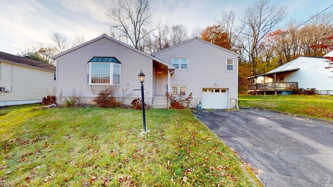 Photo - 3 Bedroom Split Level in Woodbridge House