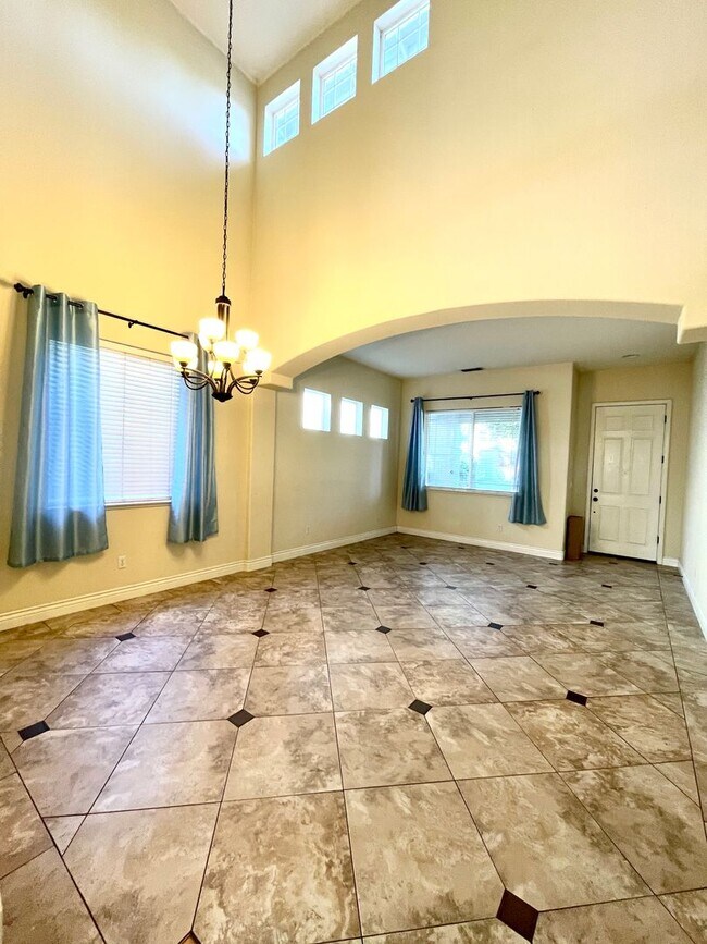Building Photo - Fabulous Natomas 5 Bedroom Home