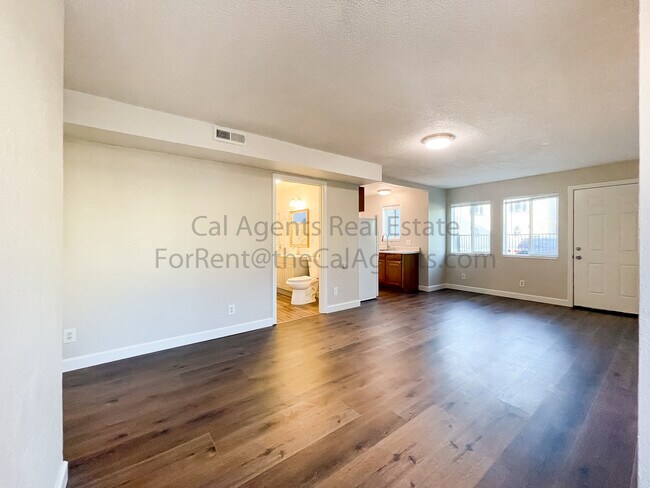 Foto del edificio - 1023 W Grand Ave