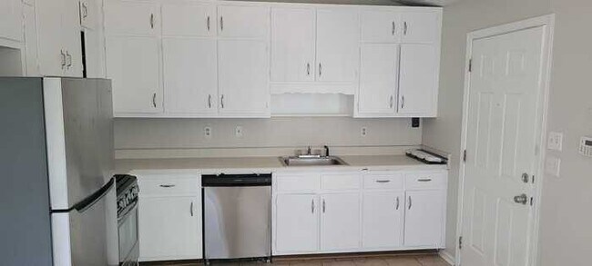 Foto del edificio - Three Bedroom Split Level Home/Unfinished Basement