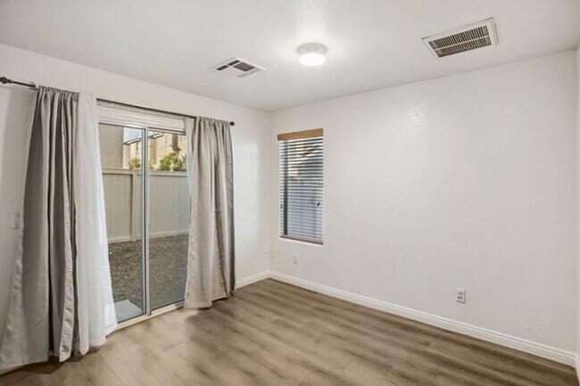 Foto del edificio - Beautiful 3 Bed Home With 3 Full Baths And Bed and Full Bath On 1st Floor