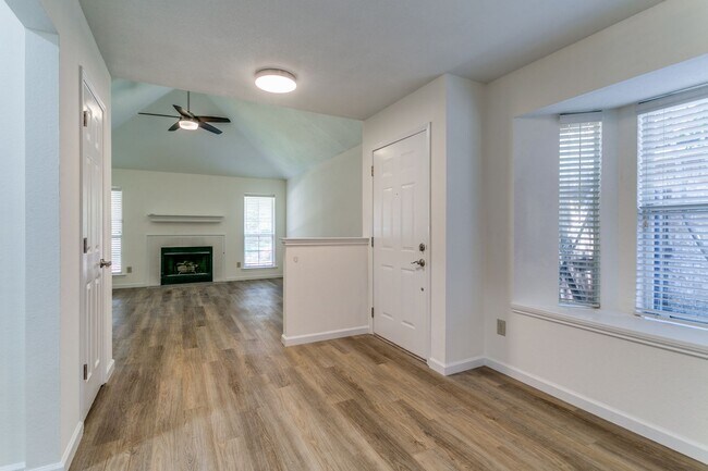 Foto del edificio - Modern Makeover! Rare 2 Bedroom House in C...
